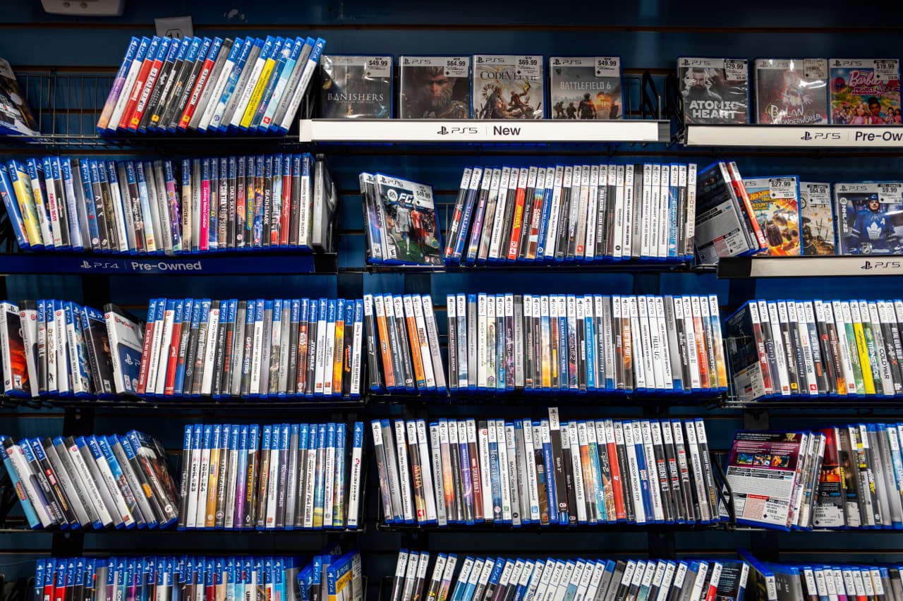 Gamer trades in $1,000 of physical discs at GameStop, days after Sony announces end of disc era