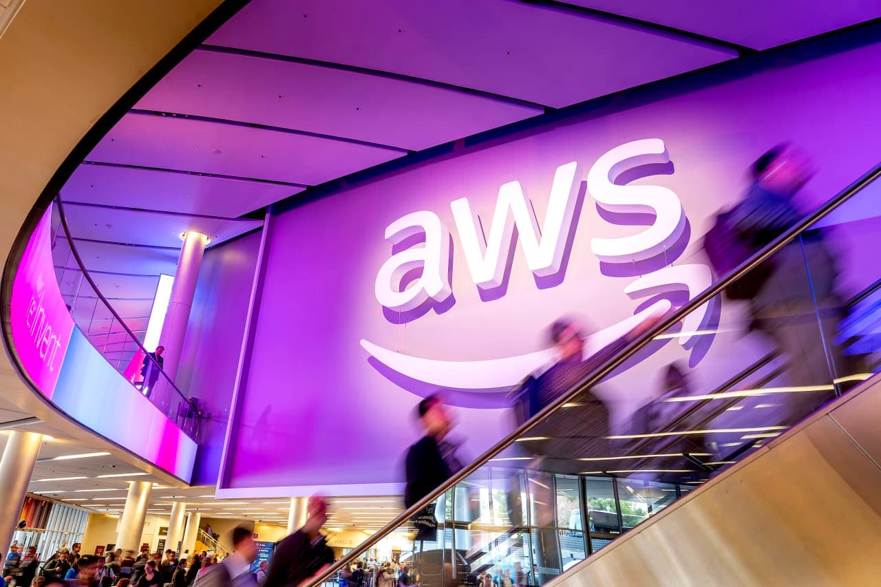 Amazon is laying out $1 billion to follow Palantir’s AI playbook