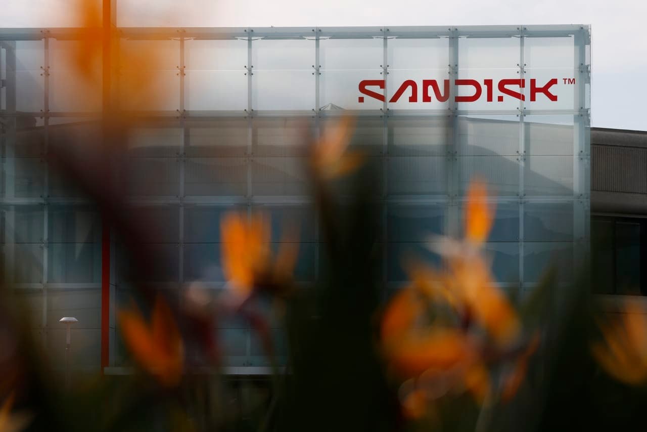 Sandisk’s and Micron’s stocks sink as the rotation trade builds, but supply shortages should limit losses
