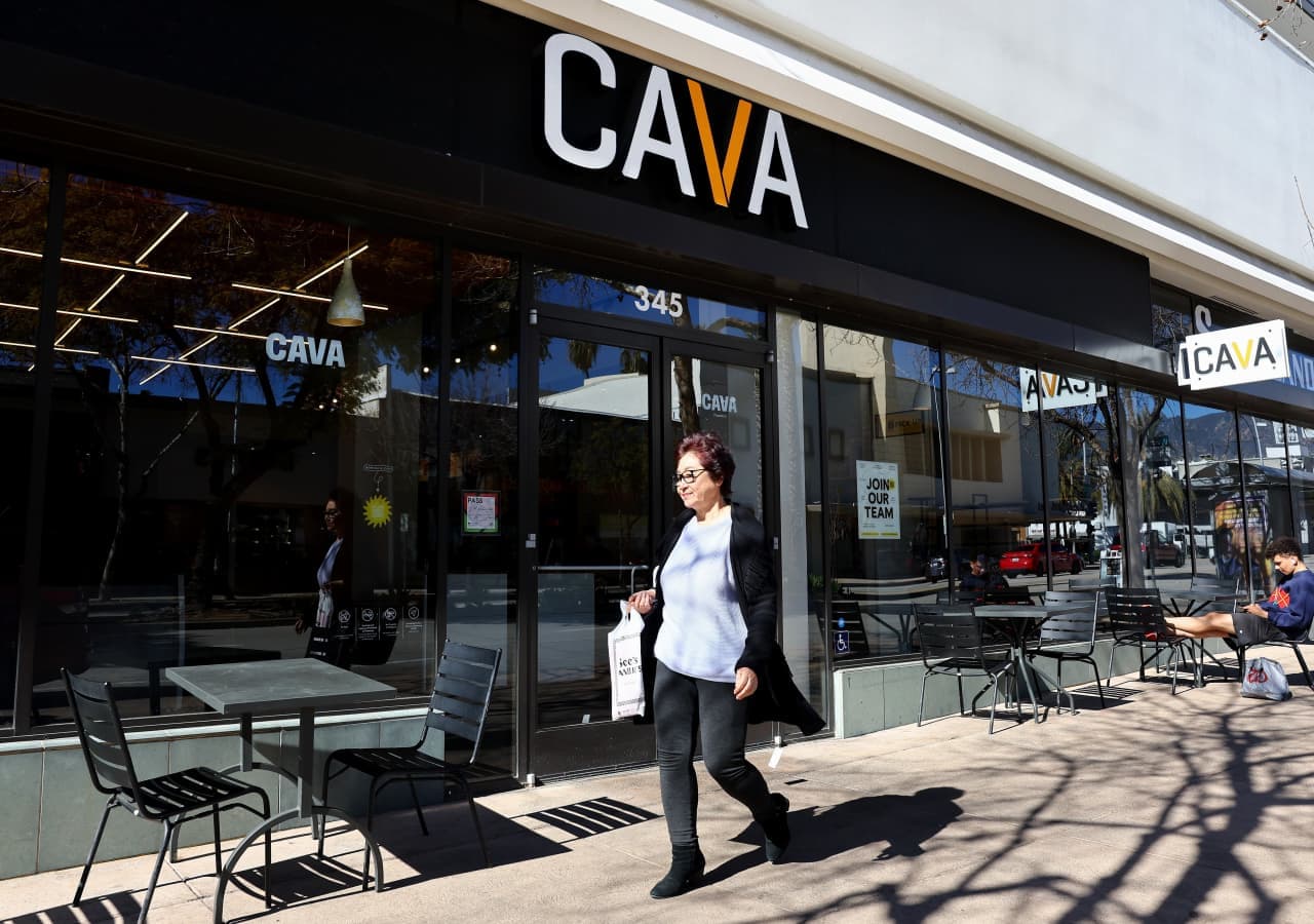 Cava reports sales growth even as some customers steer clear of lettuce