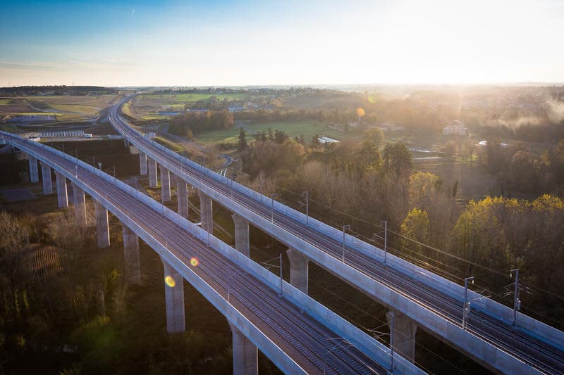 This fund manager tunes out AI hype to flag the infrastructure stocks to buy now. Think roads, water and telecom towers.