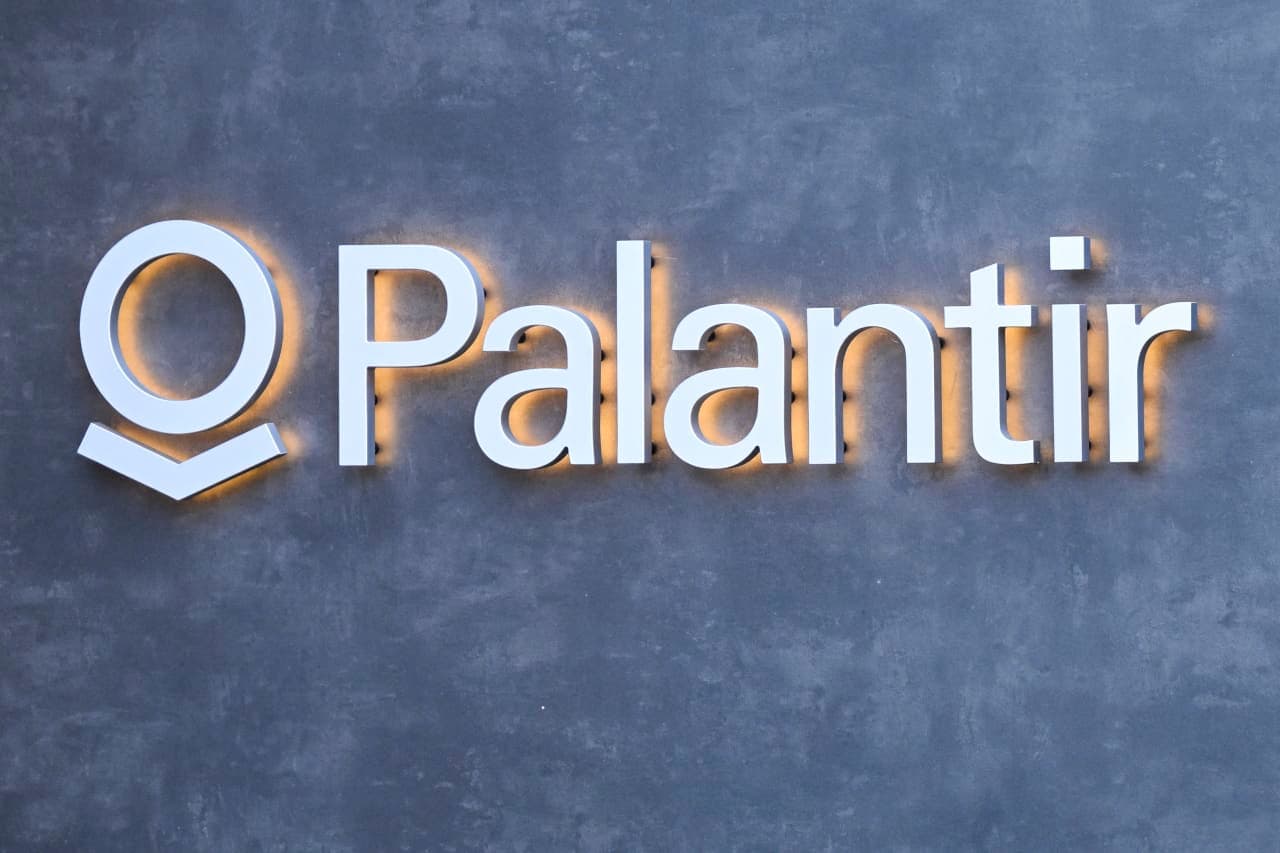 Why Palantir’s stock is missing out on a big software rally