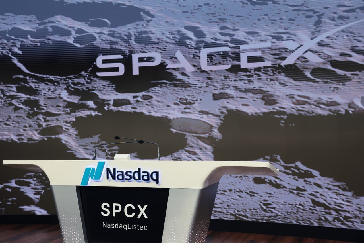 Is it too late to buy SpaceX's stock? Here's how Tesla's did after one day — and five years.
