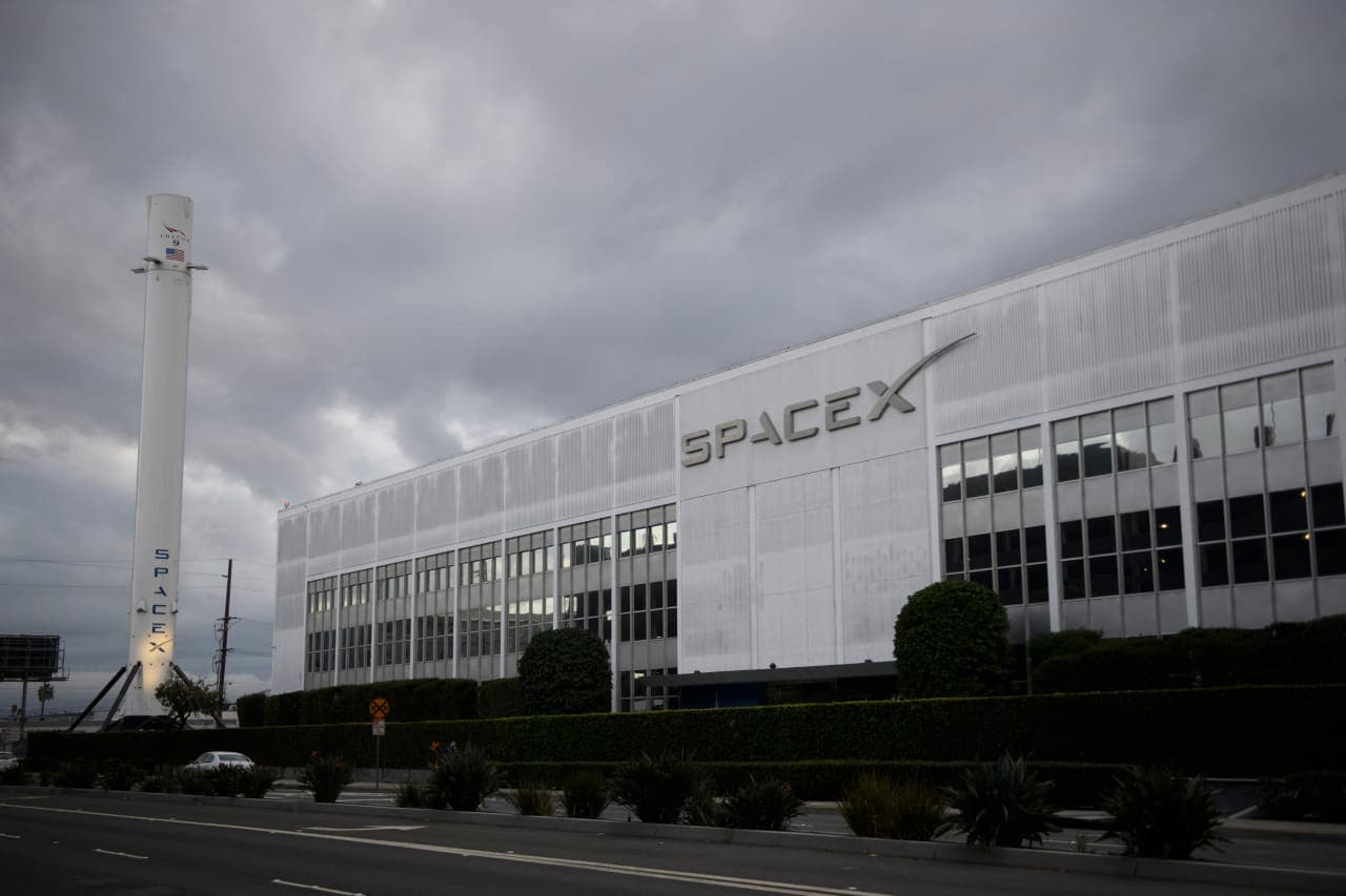 SpaceX’s stock threatens to fall below the IPO price. Do investors face a ‘crisis’ if it does?
