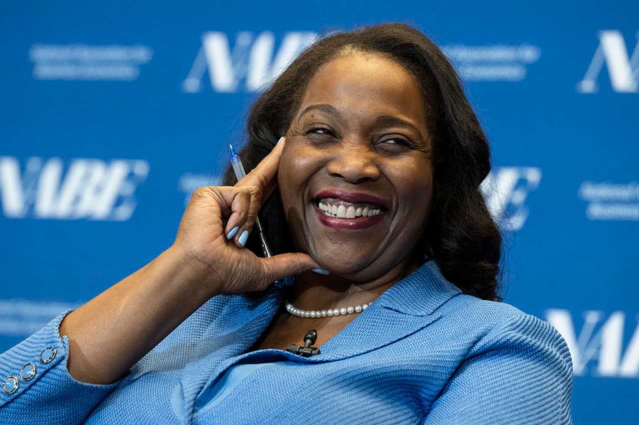 Fed’s Lisa Cook can stay at central bank while challenging Trump’s attempt to fire her, Supreme Court rules