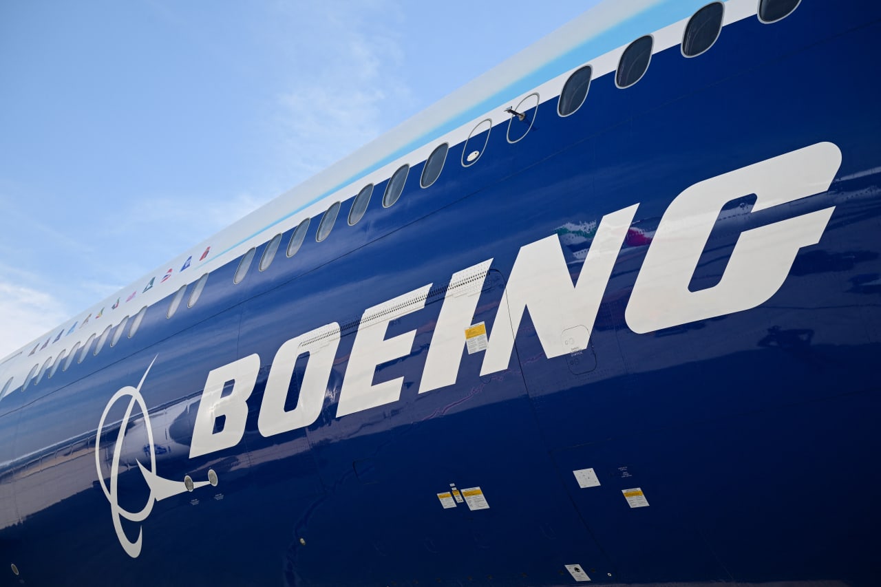 Boeing’s stock rallies as surprisingly large loss is offset by upbeat revenue and backlog