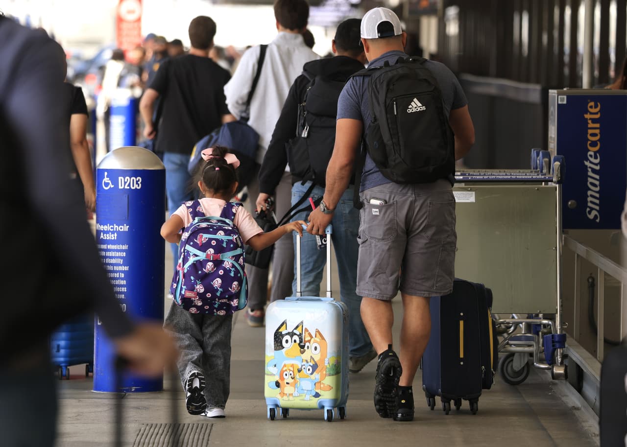 U.S. economy keeps up the momentum, but rising costs put a cap on new hiring