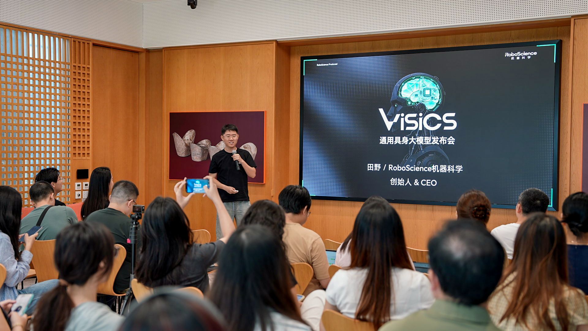 RoboScience机器科学发布Visics通用具身大模型，实现跨本体、跨物体、跨任务｜最前线