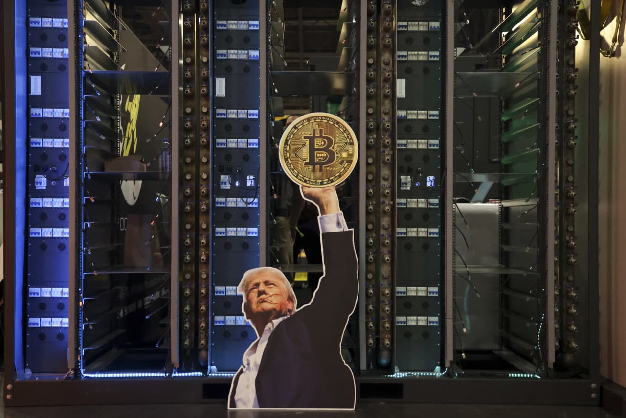 A key cryptocurrency bill could flop because of Trump’s crypto ventures and banks’ objections
