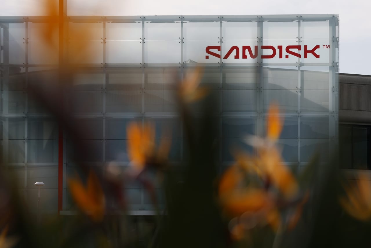 Sandisk’s and Micron’s stocks sink as the rotation trade builds, but supply shortages should limit losses