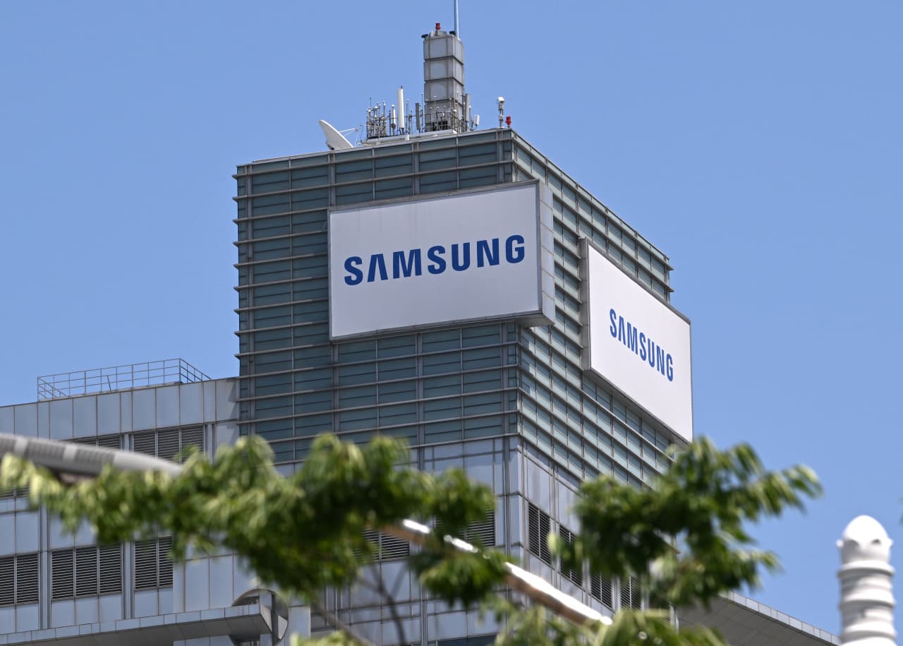 Tough crowd for Samsung as record quarterly earnings brings out the sellers