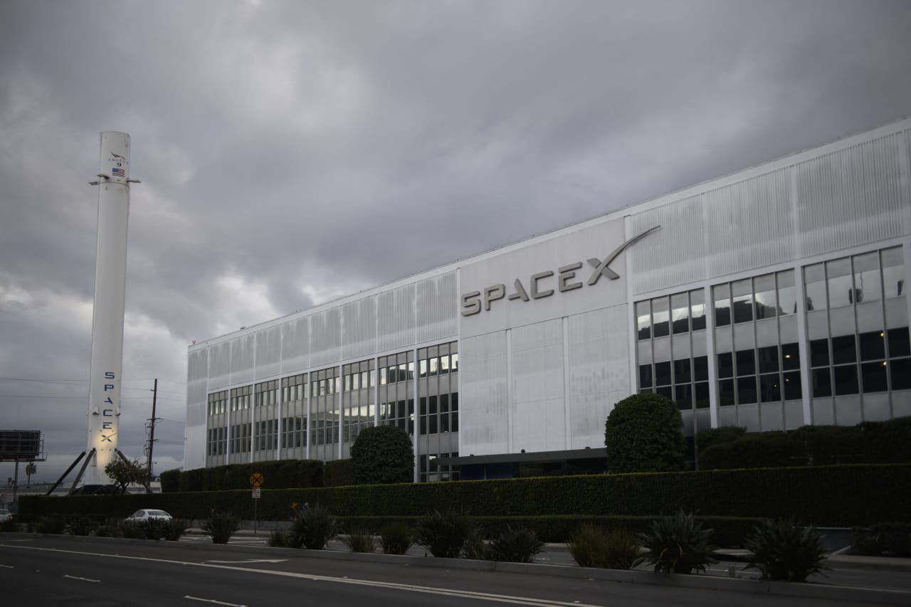 SpaceX’s stock threatens to fall below the IPO price. Do investors face a ‘crisis’ if it does?