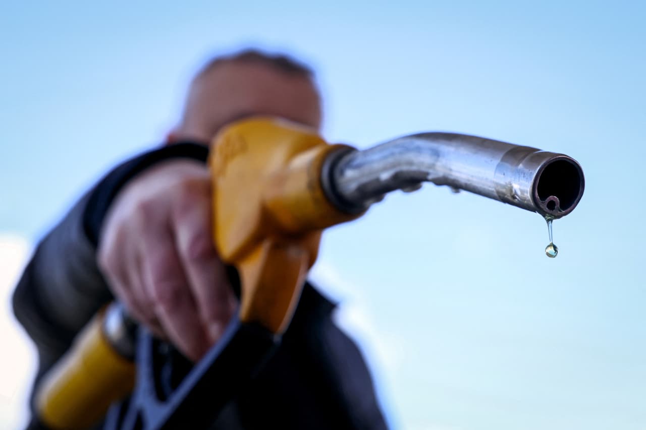Oil prices may fall, but gasoline prices won’t. Look at the trap we’re in.