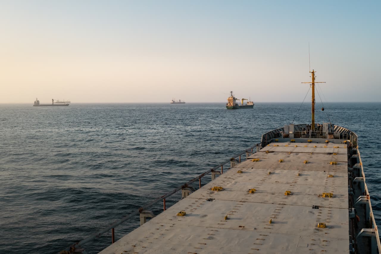 Oil prices see largest one-day declines in two months amid pause in strikes