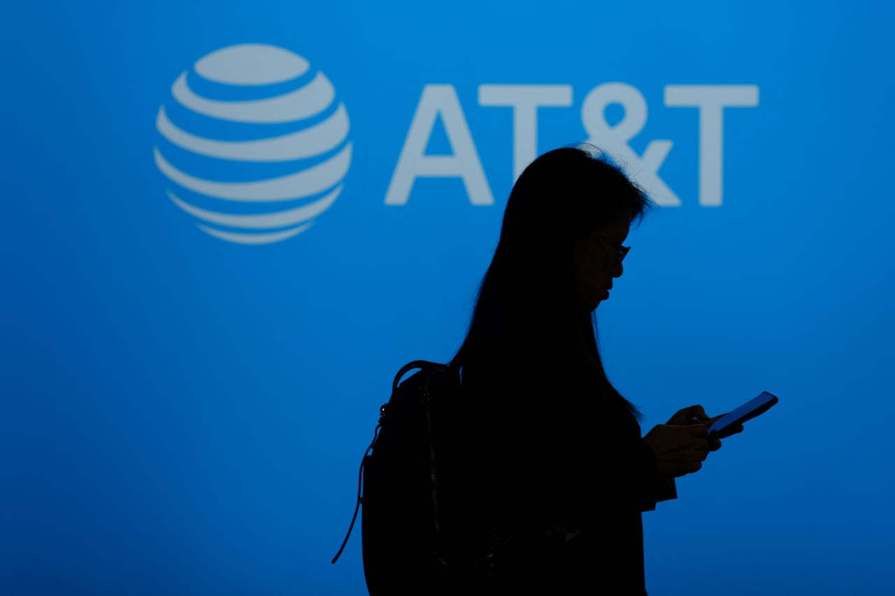 AT&T won’t need to worry about SpaceX for ‘years,’ analyst says