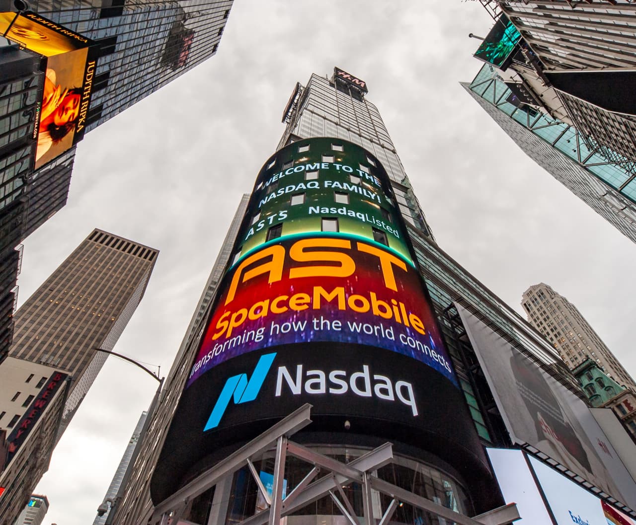 AST SpaceMobile’s stock is sinking as the SpaceX rival looks to raise more cash