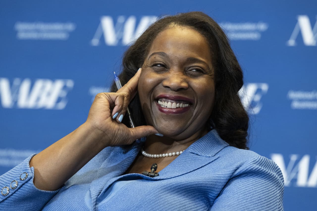 Fed’s Lisa Cook can stay at central bank while challenging Trump’s attempt to fire her, Supreme Court rules