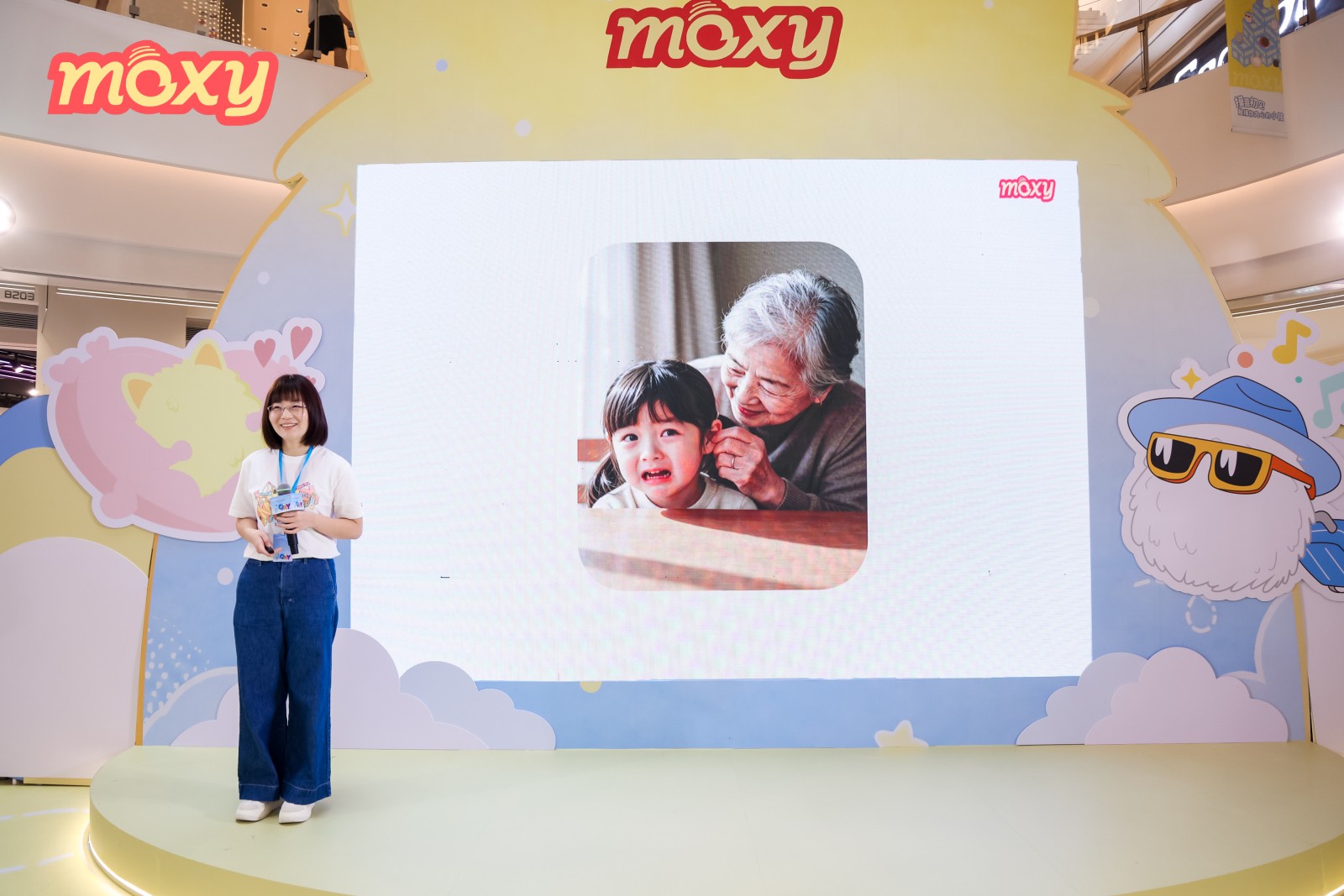 自研全域柔性电子皮肤，Moxy摸喜发布首款AI陪伴机器人｜最前线