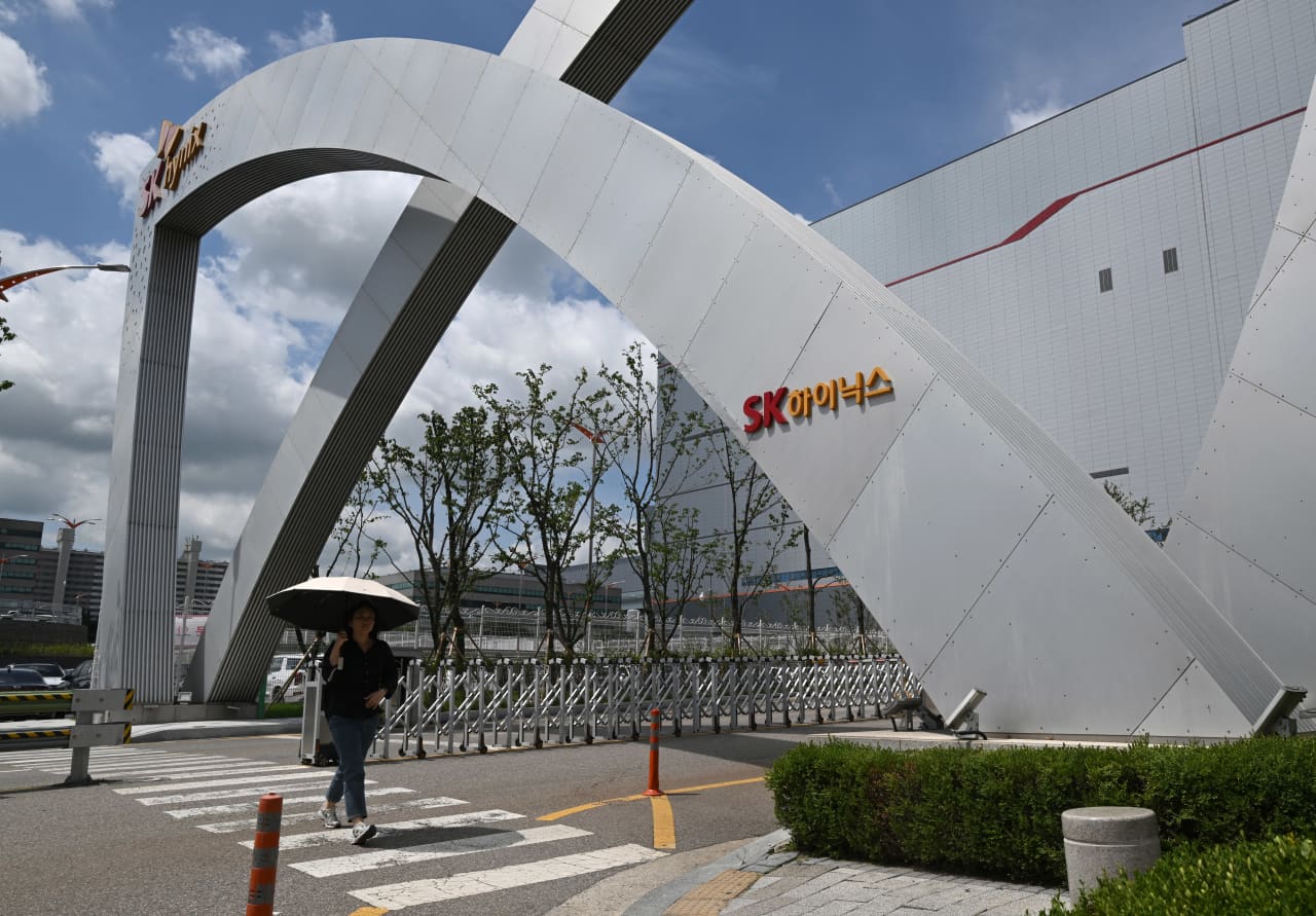 SK Hynix shares sent sprawling once more as earnings miss steepens decline